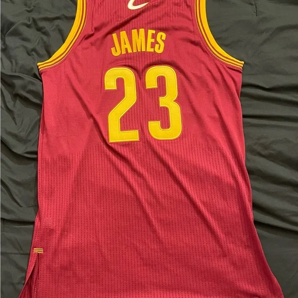 Cleveland Cavaliers LeBron James Jersey - Picture 4 of 9